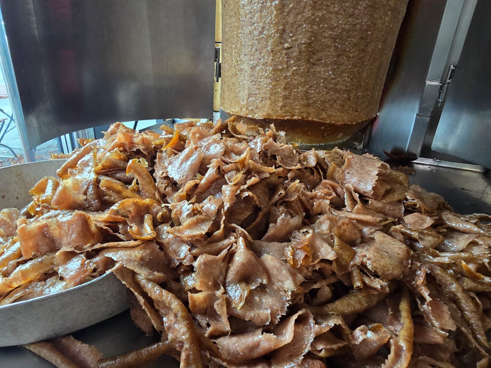 Dönerliha leikattuna vartaan juurella
