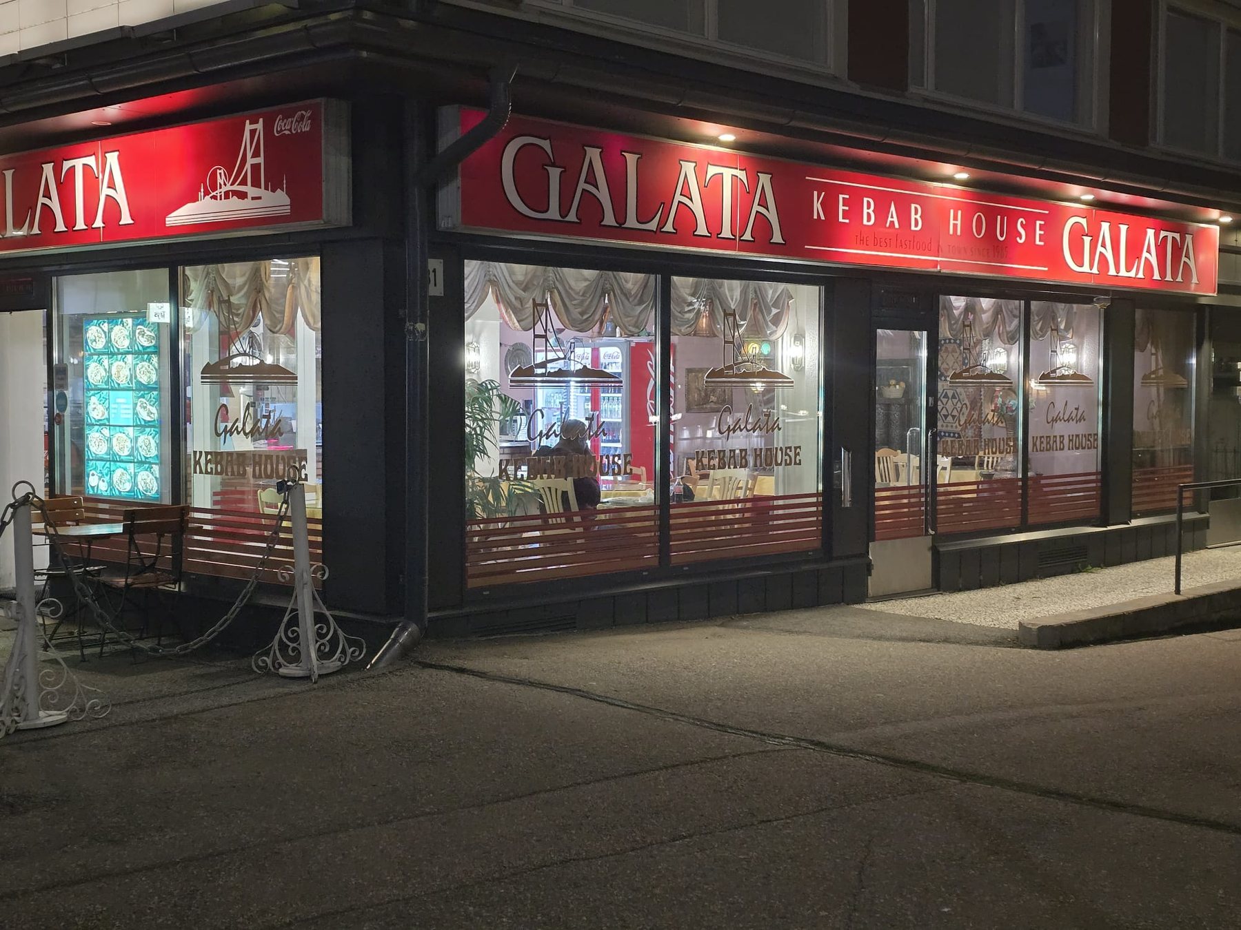 Galata Kebab Housen julkisivu Näsilinnankadulla illalla